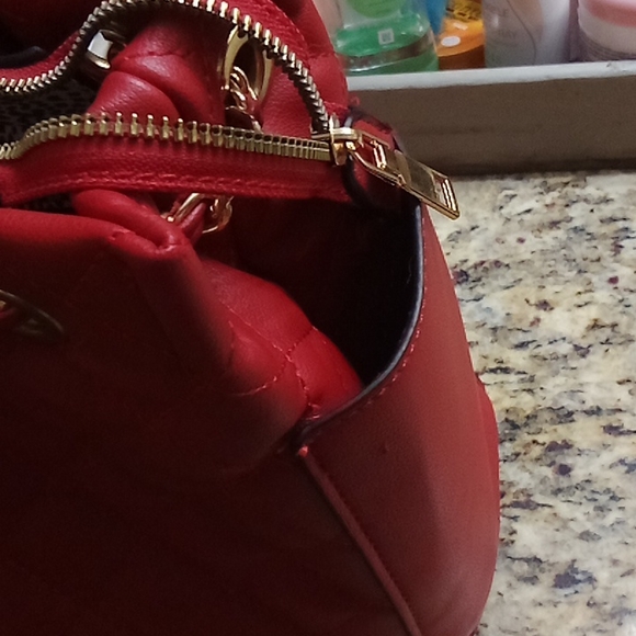 Red 👛 - Picture 3 of 5